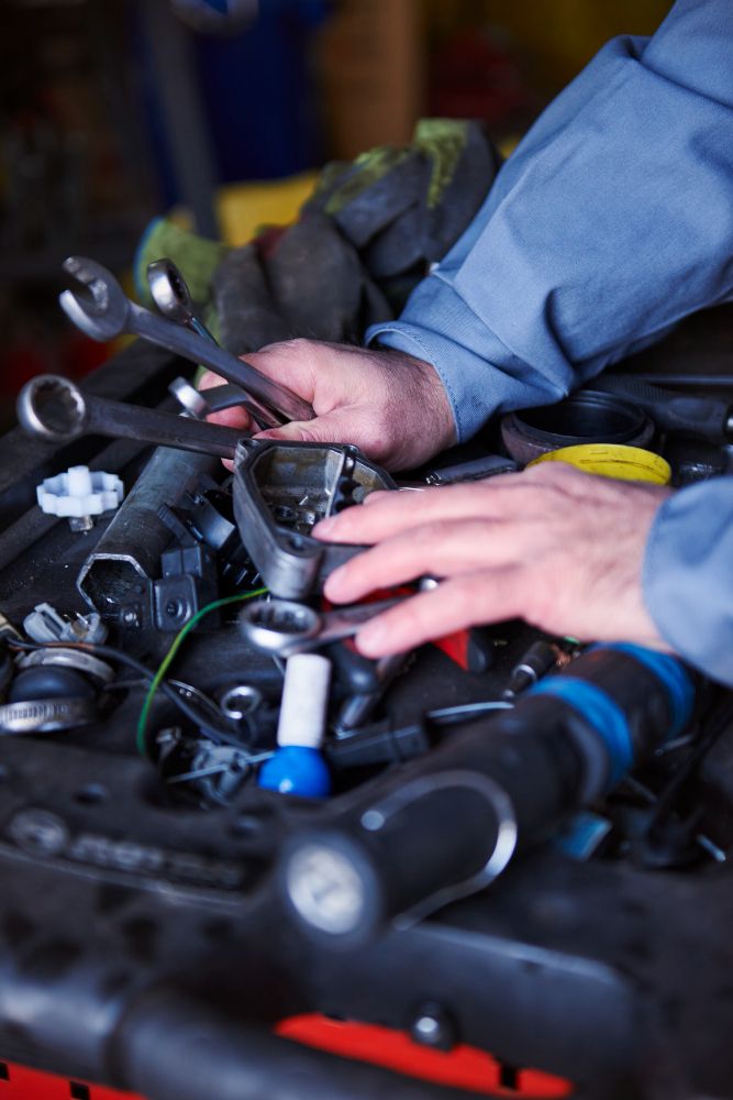 mecanico-reparando-coche-taller