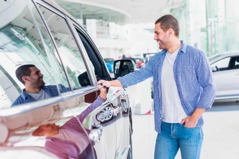 hombre-feliz-concesionario-coches