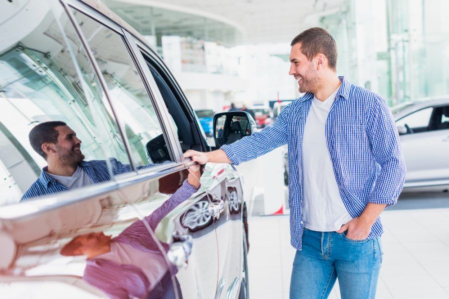 hombre-feliz-concesionario-coches