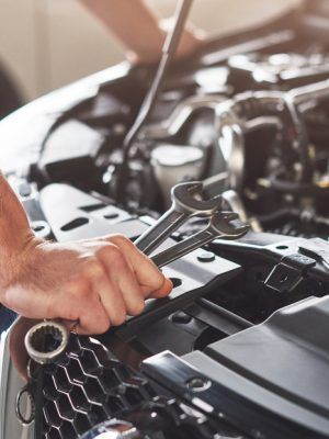 trabajador-servicio-coche-musculoso-reparando-vehiculo
